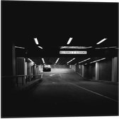 WallClassics - Vlag - Pakeergarage - Zwart Wit - 50x50 cm Foto op Polyester Vlag