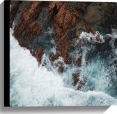 WallClassics - Canvas - Woesten Zee bij Rotsen - 40x40 cm Foto op Canvas Schilderij (Wanddecoratie op Canvas)