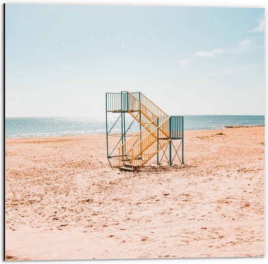 WallClassics - Dibond - Blauw met Gele Trap op het Strand - 50x50 cm Foto op Aluminium (Met Ophangsysteem)