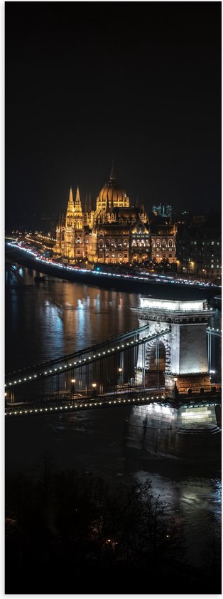 WallClassics - Poster Glanzend – Kettingbrug in Hongarije - 20x60 cm Foto op Posterpapier met Glanzende Afwerking