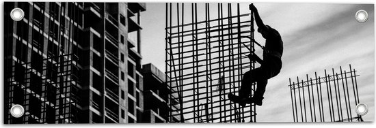 WallClassics - Tuinposter – Man op constructie - Zwart Wit - 60x20 cm Foto op Tuinposter (wanddecoratie voor buiten en binnen)