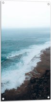 WallClassics - Tuinposter – Zee bij Rotsen - 50x100 cm Foto op Tuinposter (wanddecoratie voor buiten en binnen)