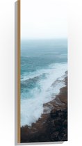WallClassics - Hout - Zee bij Rotsen - 30x90 cm - 9 mm dik - Foto op Hout (Met Ophangsysteem)