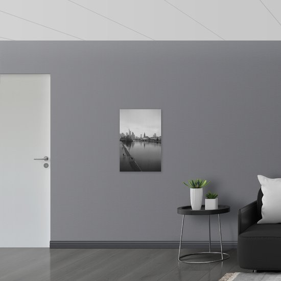 PVC Schuimplaat- Rivier door Stad (Zwart/ Wit) - 50x75 cm Foto op PVC Schuimplaat