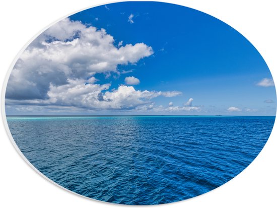 PVC Schuimplaat Ovaal - Blauwe Oceaan met Bewolkte en Open lucht - 28x21 cm Foto op Ovaal (Met Ophangsysteem)