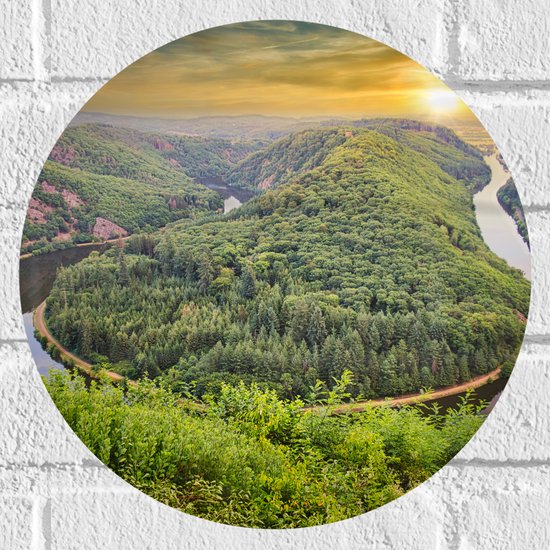 Muursticker Cirkel - Landschap van Heuvels begroeid met Bomen en een Rivier - 30x30 cm Foto op Muursticker