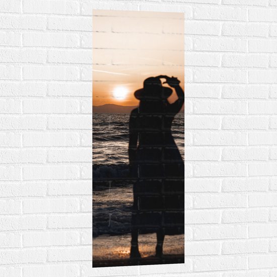 Muursticker - Vrouw kijkend naar de Zee en Zonsondergang - 40x120 cm Foto op Muursticker