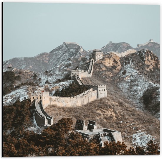 WallClassics - Dibond - Uitzicht op Berg met Chinese Muur bij Blauwe Lucht - 50x50 cm Foto op Aluminium (Wanddecoratie van metaal)