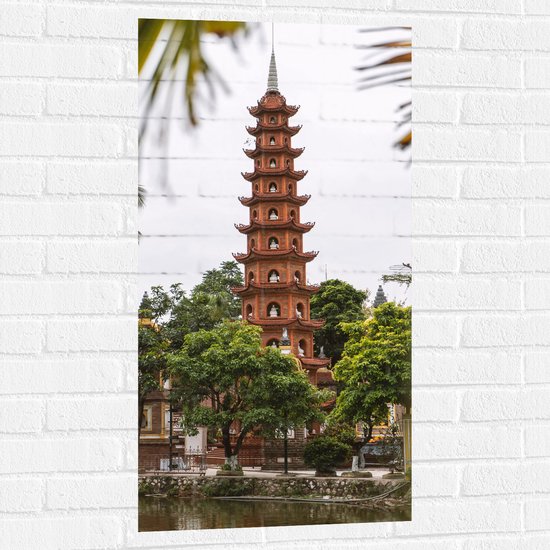 WallClassics - Muursticker - De Oudste Boeddhistische Tempel - Vietnam - 50x100 cm Foto op Muursticker