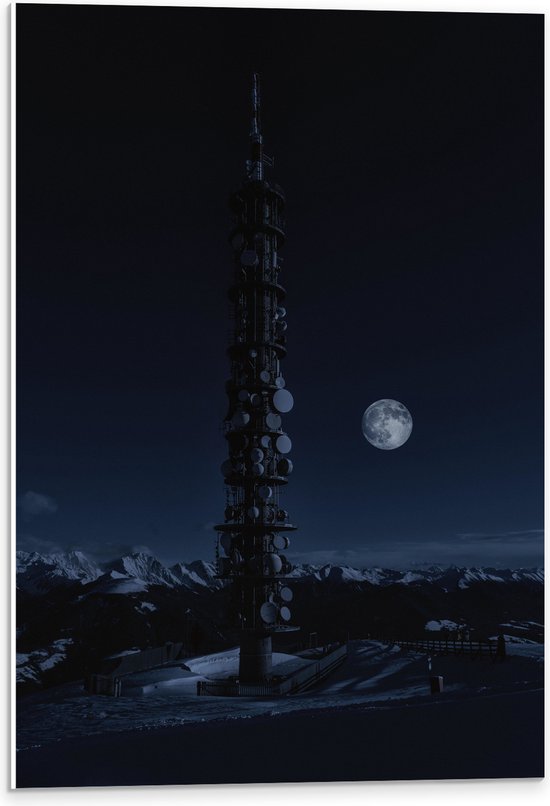 WallClassics - PVC Schuimplaat- Elektriciteitsmast in de Nacht met de Maan aan de Hemel - 40x60 cm Foto op PVC Schuimplaat