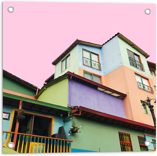 WallClassics - Tuinposter – Gekleurde Huizen met Roze achtergrond - 50x50 cm Foto op Tuinposter (wanddecoratie voor buiten en binnen)
