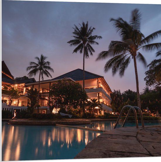 WallClassics - PVC Schuimplaat - Hotel met Zwembad in Indonesië - 80x80 cm Foto op PVC Schuimplaat (Met Ophangsysteem)