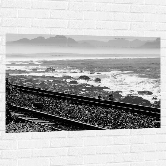 WallClassics - Muursticker - Treinrails aan het Zeewater (zwart/ wit) - 120x80 cm Foto op Muursticker