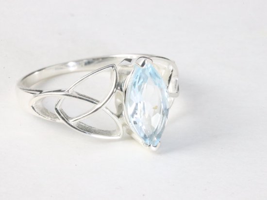 Opengewerkte hoogglans zilveren ring met blauwe topaas - maat 18.5