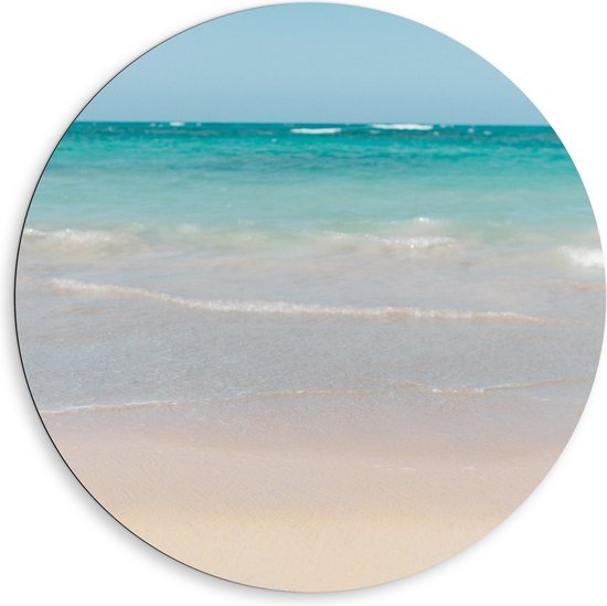 WallClassics - Dibond Muurcirkel - Wit Strand met Helderblauwe Oceaan - 80x80 cm Foto op Aluminium Muurcirkel (met ophangsysteem)