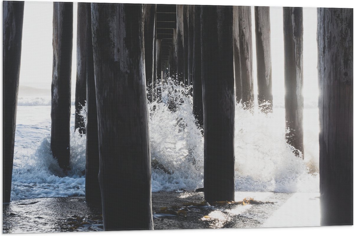 Vlag - Water klots4end tegen Houten Palen in de Zee - 90x60 cm Foto op Polyester Vlag