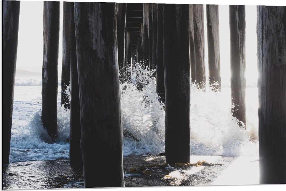 Dibond - Water klots4end tegen Houten Palen in de Zee - 90x60 cm Foto op Aluminium (Wandde