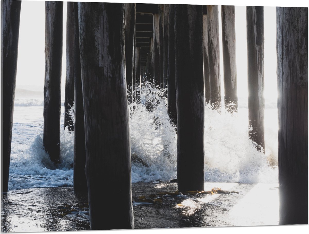 Acrylglas - Water klots4end tegen Houten Palen in de Zee - 100x75 cm Foto op Acrylglas (Wa