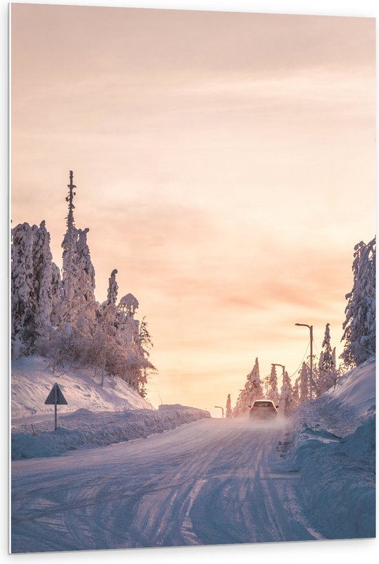 WallClassics - PVC Schuimplaat - Auto rijdend door Sneeuwgebied - 80x120 cm Foto op PVC Schuimplaat (Met Ophangsysteem)