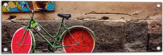 WallClassics - Tuinposter – Geparkeerde Fiets bij Muur met Watermeloen Wielen - 90x30 cm Foto op Tuinposter (wanddecoratie voor buiten en binnen)