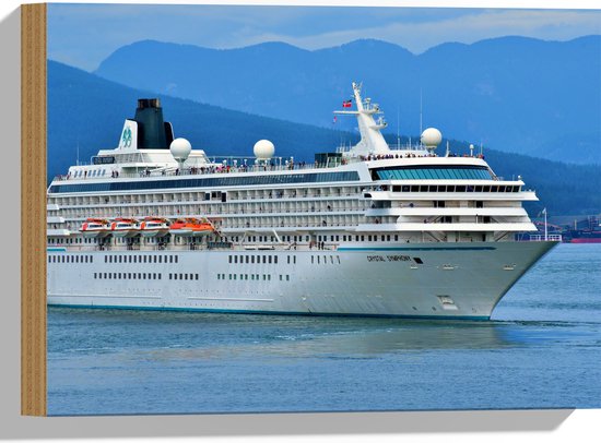 WallClassics - Bois - Groot bateau de croisière Wit naviguant près de Montagnes - 40x30 cm - 9 mm d'épaisseur - Photo sur bois (avec système de suspension)