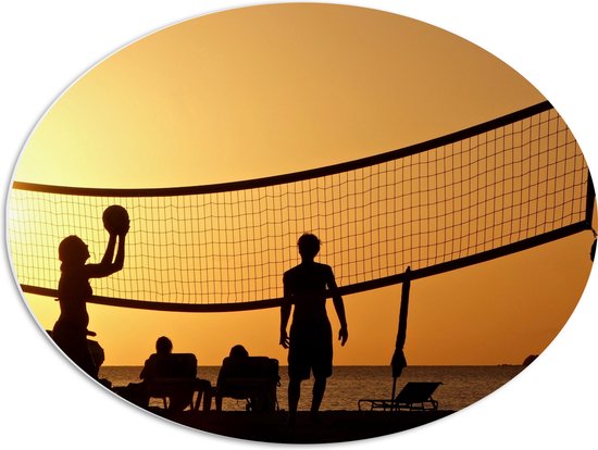 PVC Schuimplaat Ovaal - Silhouet van Gelukkig Familie op het Strand tijdens Volleybal - 68x51 cm Foto op Ovaal (Met Ophangsysteem)