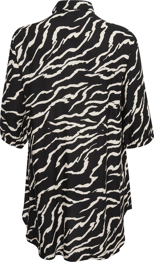 Zwarte blouse met witte zebraprint en driekwartmouwen, van achteren gezien.