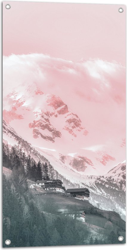 Tuinposter – Pastelroze Gloed over Hoge Besneeuwde Bergen - 50x100 cm Foto op Tuinposter (wanddecoratie voor buiten en binnen)