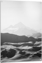 Tuinposter – Zwart-wit Foto van Bergen in de Sneeuw - 80x120 cm Foto op Tuinposter (wanddecoratie voor buiten en binnen)