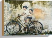 WallClassics - Hout - Muurschildering van Twee Broertjes op een Fiets - 40x30 cm - 9 mm dik - Foto op Hout (Met Ophangsysteem)