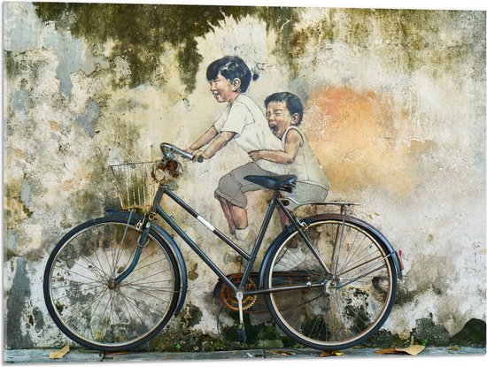 WallClassics - Acrylglas - Muurschildering van Twee Broertjes op een Fiets - 80x60 cm Foto op Acrylglas (Met Ophangsysteem)