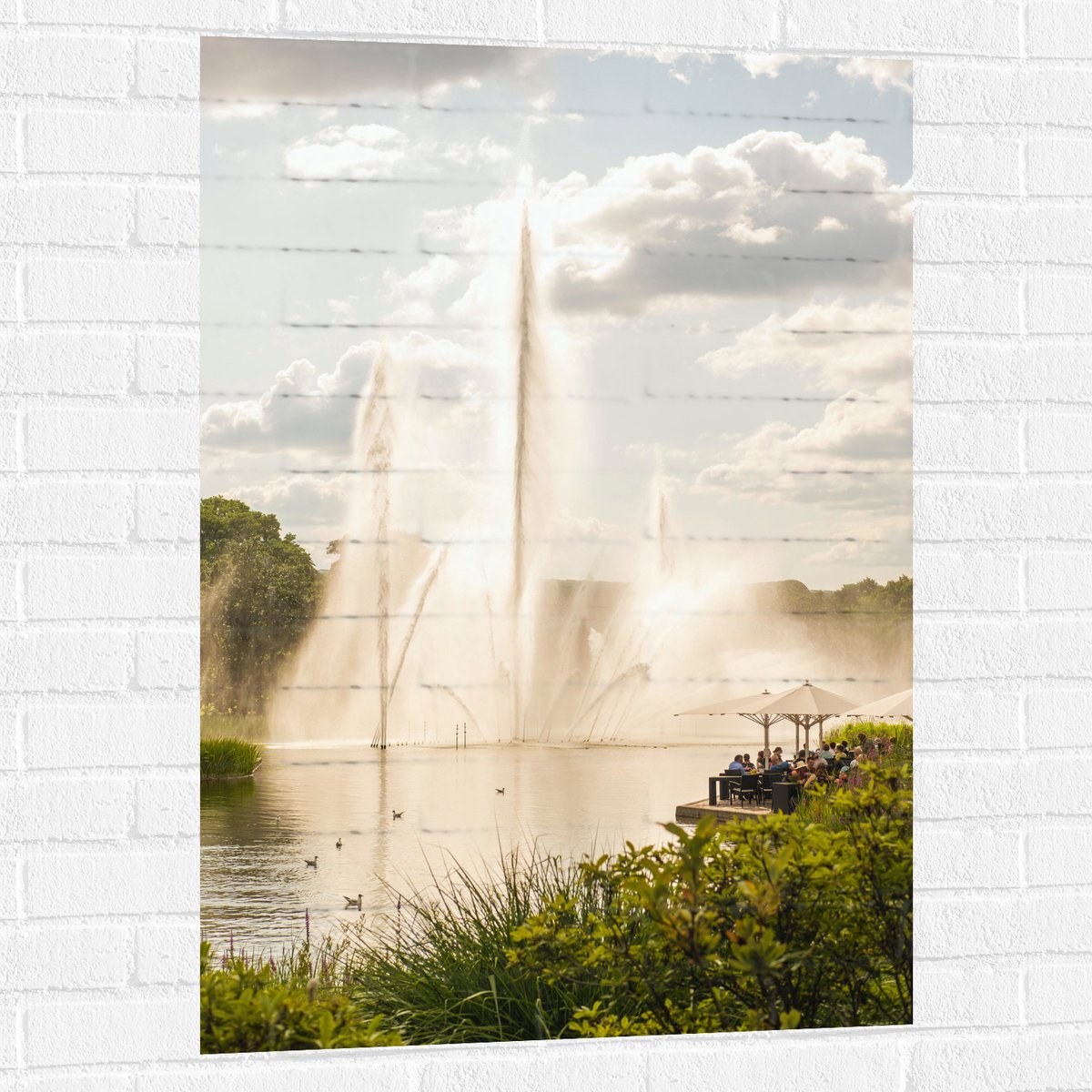 Muursticker - Waterfontein in een Meer - 70x105 cm Foto op Muursticker
