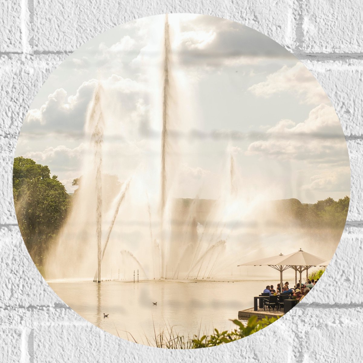 Muursticker Cirkel - Waterfontein in een Meer - 30x30 cm Foto op Muursticker