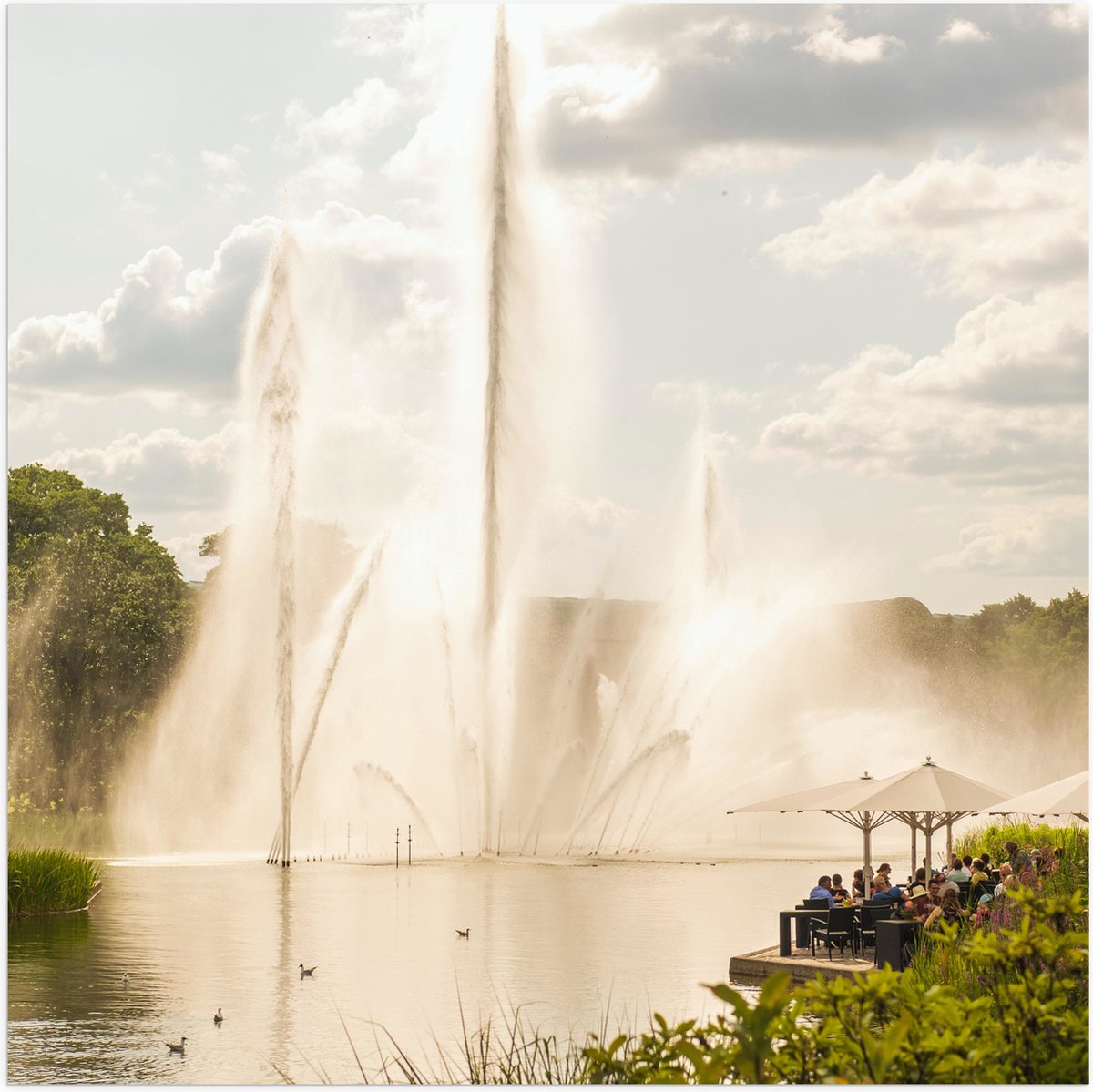 Poster Glanzend – Waterfontein in een Meer - 80x80 cm Foto op Posterpapier met Glanzende A