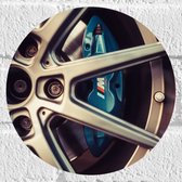 WallClassics - Muursticker Cirkel - Blauwe Remklauwen in Autowiel - 20x20 cm Foto op Muursticker