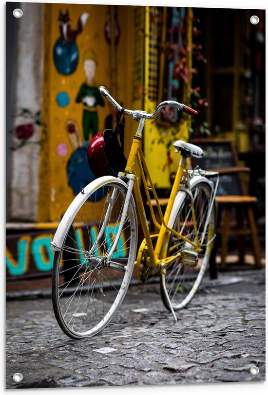 WallClassics - Tuinposter – Gele Fiets in de Stad - 60x80 cm Foto op Tuinposter (wanddecoratie voor buiten en binnen)