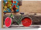 WallClassics - Hout - Geparkeerde Fiets bij Muur met Watermeloen Wielen - 40x30 cm - 9 mm dik - Foto op Hout (Met Ophangsysteem)