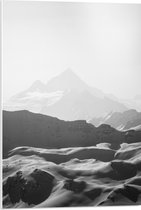 PVC Schuimplaat- Zwart-wit Foto van Bergen in de Sneeuw - 50x75 cm Foto op PVC Schuimplaat