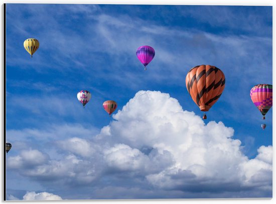 WallClassics - Dibond - Groepje Gekleurde Luchtballonnen bij Wolken in Blauwe Lucht - 40x30 cm Foto op Aluminium (Wanddecoratie van metaal)
