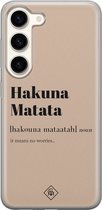 Casimoda® hoesje - Geschikt voor Samsung S23 - Hakuna Matata - Backcover - Siliconen/TPU - Bruin/beige