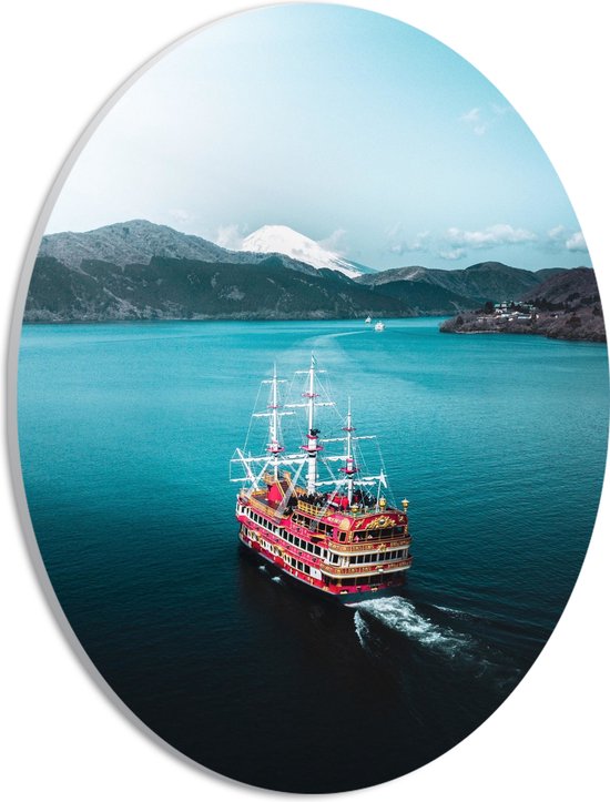 WallClassics - PVC Schuimplaat Ovaal - Groot Rood Schip met Chinese Details op het Water - 21x28 cm Foto op Ovaal (Met Ophangsysteem)