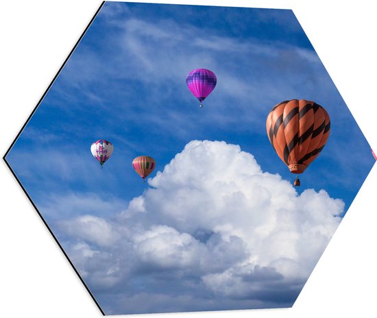 WallClassics - Dibond Hexagon - Groepje Gekleurde Luchtballonnen bij Wolken in Blauwe Lucht - 60x52.2 cm Foto op Hexagon (Met Ophangsysteem)