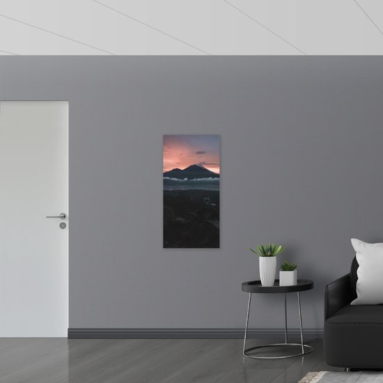 PVC Schuimplaat- Zon achter Berg met Wolken - 50x100 cm Foto op PVC Schuimplaat