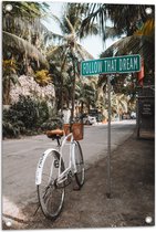 WallClassics - Tuinposter – Fiets geparkeerd bij Bord met ''Follow That Dream'' in Stad met Palmbomen - 50x75 cm Foto op Tuinposter (wanddecoratie voor buiten en binnen)