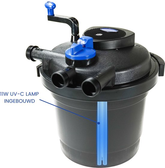 Zwarte vijverfilter met blauwe details en een 11W UV-C lamp.