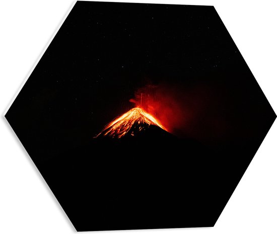 WallClassics - PVC Schuimplaat Hexagon - Vulkaanuitbarsting in het Donker - 50x43.5 cm Foto op Hexagon (Met Ophangsysteem)