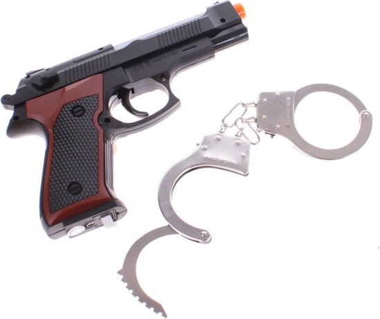 Couteau, pistolet et menottes de policier, enfant