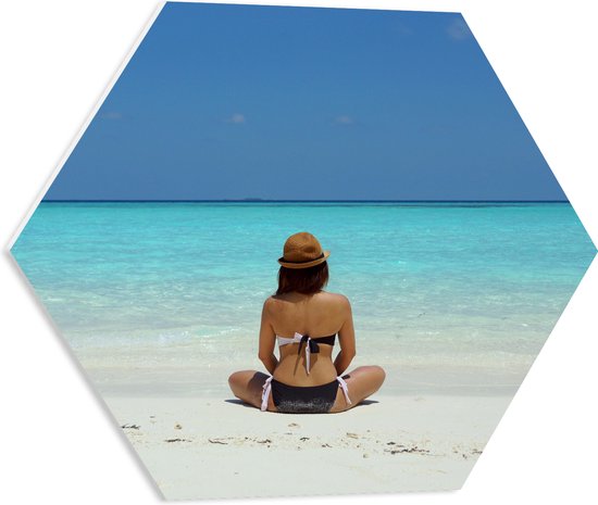 WallClassics - PVC Schuimplaat Hexagon - Vrouw aan het Water] - 50x43.5 cm Foto op Hexagon (Met Ophangsysteem)