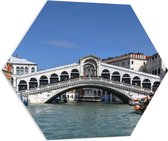 PVC Schuimplaat Hexagon - Blauwe Lucht boven Rialto Brug in Venetië, Italië - 70x60.9 cm Foto op Hexagon (Met Ophangsysteem)