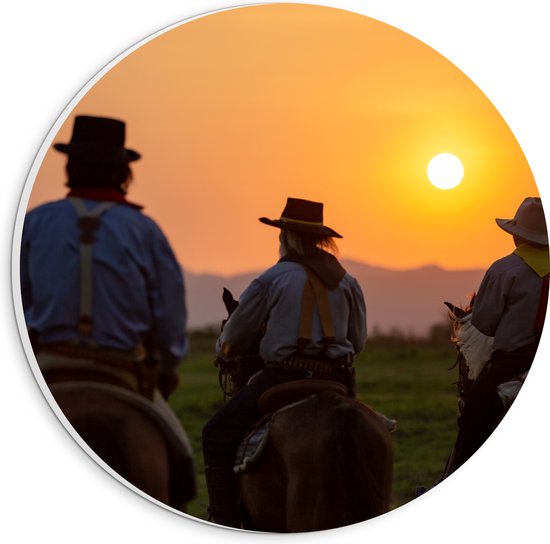 PVC Schuimplaat Muurcirkel - Achteraanzicht van Drie Cowboys op Paarden tijdens Felle Zonsondergang - 20x20 cm Foto op Muurcirkel (met ophangsysteem)
